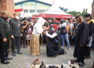 BANTENGAN RUWAT PASAR TROWULAN DALAM RANGKA MERAMAIKAN PASAR RAKYAT TROWULAN Cover Bantengan