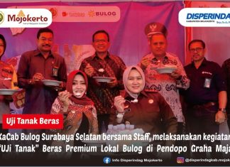 KaCab BULOG SURABAYA SELATAN BERSAMA STAFF, MELAKSANAKAN KEGIATAN ”UJI TANAK” BERAS PREMIUM LOKAL BULOG DI PENDOPO GRAHA MAJA