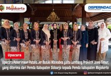 UPACARA PENERIMAAN PATAKA JER BASUKI MAWABEA YAITU LAMBANG PROVINSI JAWA TIMUR, YANG DITERIMA DARI PEMDA KABUPATEN SIDOARJO KEPADA PEMDA KABUPATEN MOJOKERTO