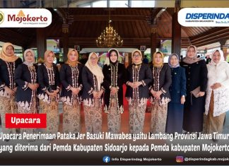 UPACARA PENERIMAAN PATAKA JER BASUKI MAWABEA YAITU LAMBANG PROVINSI JAWA TIMUR, YANG DITERIMA DARI PEMDA KABUPATEN SIDOARJO KEPADA PEMDA KABUPATEN MOJOKERTO