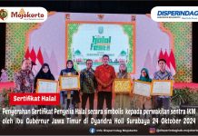 PENYERAHAN SERTIFIKAT PENYELIA HALAL SECARA SIMBOLIS KEPADA PERWAKILAN SENTRA IKM OLEH IBU GUBERNUR JAWA TIMUR