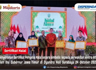 PENYERAHAN SERTIFIKAT PENYELIA HALAL SECARA SIMBOLIS KEPADA PERWAKILAN SENTRA IKM OLEH IBU GUBERNUR JAWA TIMUR