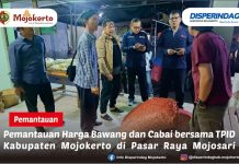 Pemantauan Harga Bawang dan Cabai bersama TPID Kabupaten Mojokerto di Pasar Raya Mojosari
