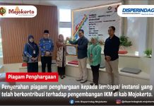 Penyerahan piagam penghargaan kepada lembaga/instansi yang telah berkontribusi terhadap pengembangan IKM di Kabupaten Mojokerto