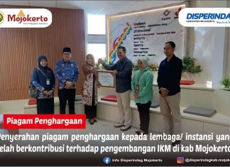 Penyerahan piagam penghargaan kepada lembaga/instansi yang telah berkontribusi terhadap pengembangan IKM di Kabupaten Mojokerto
