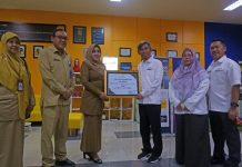 Penyerahan Penghargaan dari Ibu Bupati Mojokerto kepada KPP Pratama Mojokerto sbg Instansi yg Peduli Pengembangan IKM/UKM Kab Mojokerto