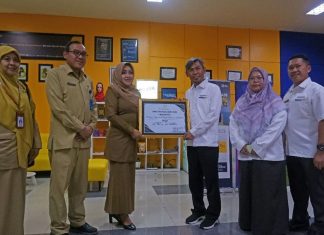 Penyerahan Penghargaan dari Ibu Bupati Mojokerto kepada KPP Pratama Mojokerto sbg Instansi yg Peduli Pengembangan IKM/UKM Kab Mojokerto
