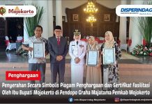 Penyerahan Secara Simbolis Piagam Penghargaan dan Sertifikat Fasilitasi Oleh Ibu Bupati Mojokerto di Pendopo Graha Majatama Pemkab Mojokerto