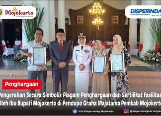 Penyerahan Secara Simbolis Piagam Penghargaan dan Sertifikat Fasilitasi Oleh Ibu Bupati Mojokerto di Pendopo Graha Majatama Pemkab Mojokerto